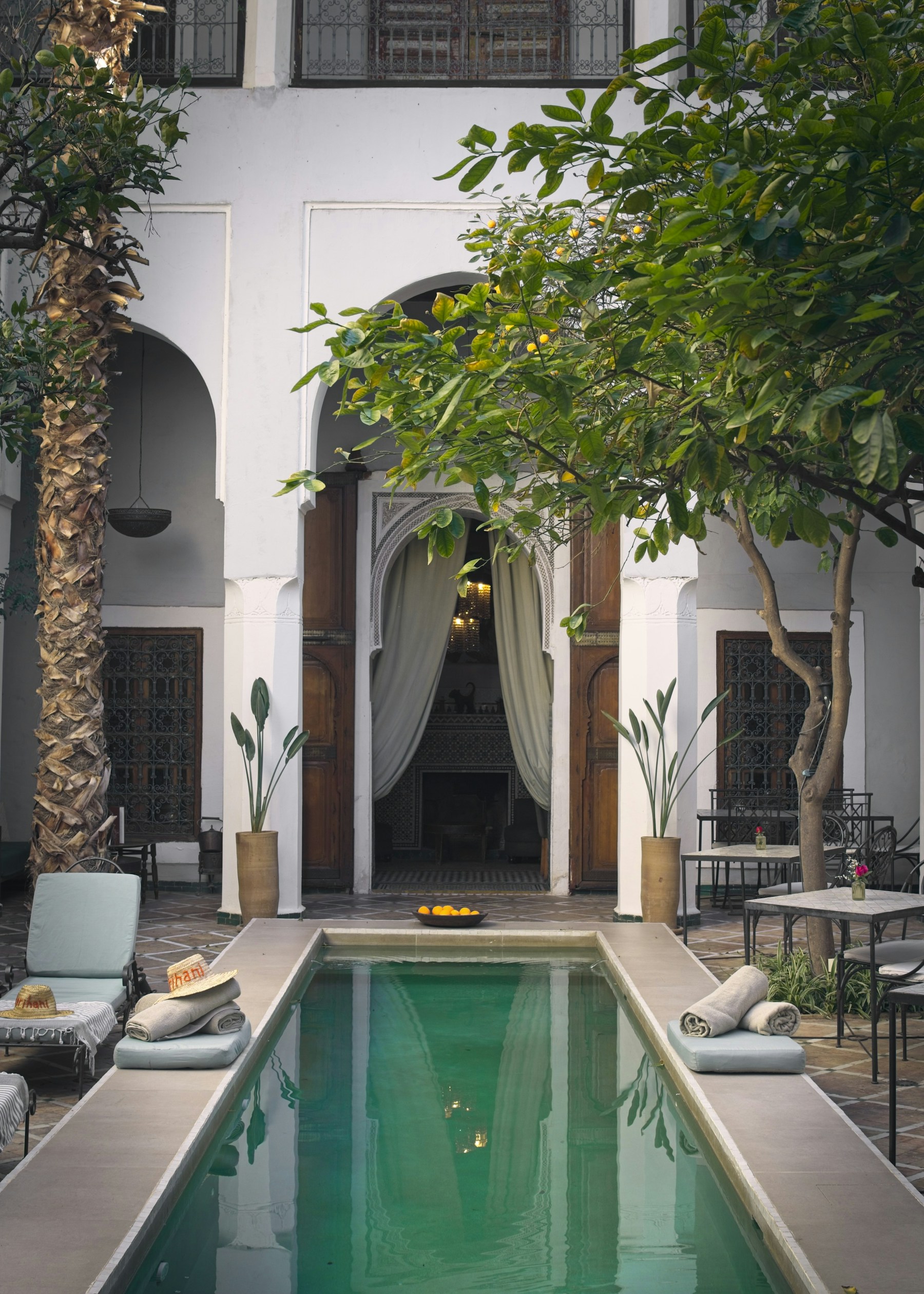 Cour de riad avec piscine, agrumes et arches traditionnelles à Marrakech, au Maroc