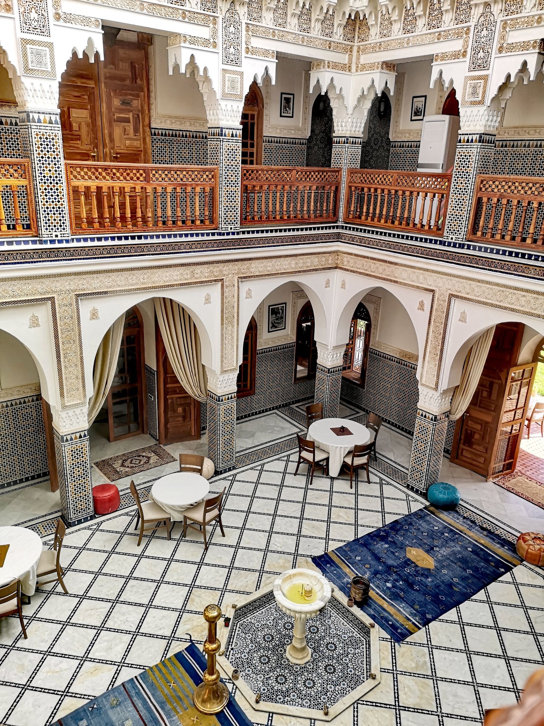 Cour de riad marocain ornée d’arches sculptées, de zelliges et d’une fontaine